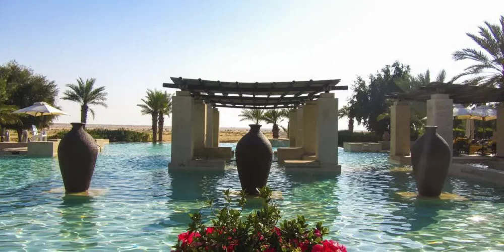 Bischofberger-Reisen_Dubai_Pool-mit-Blick-in-die-Wüste