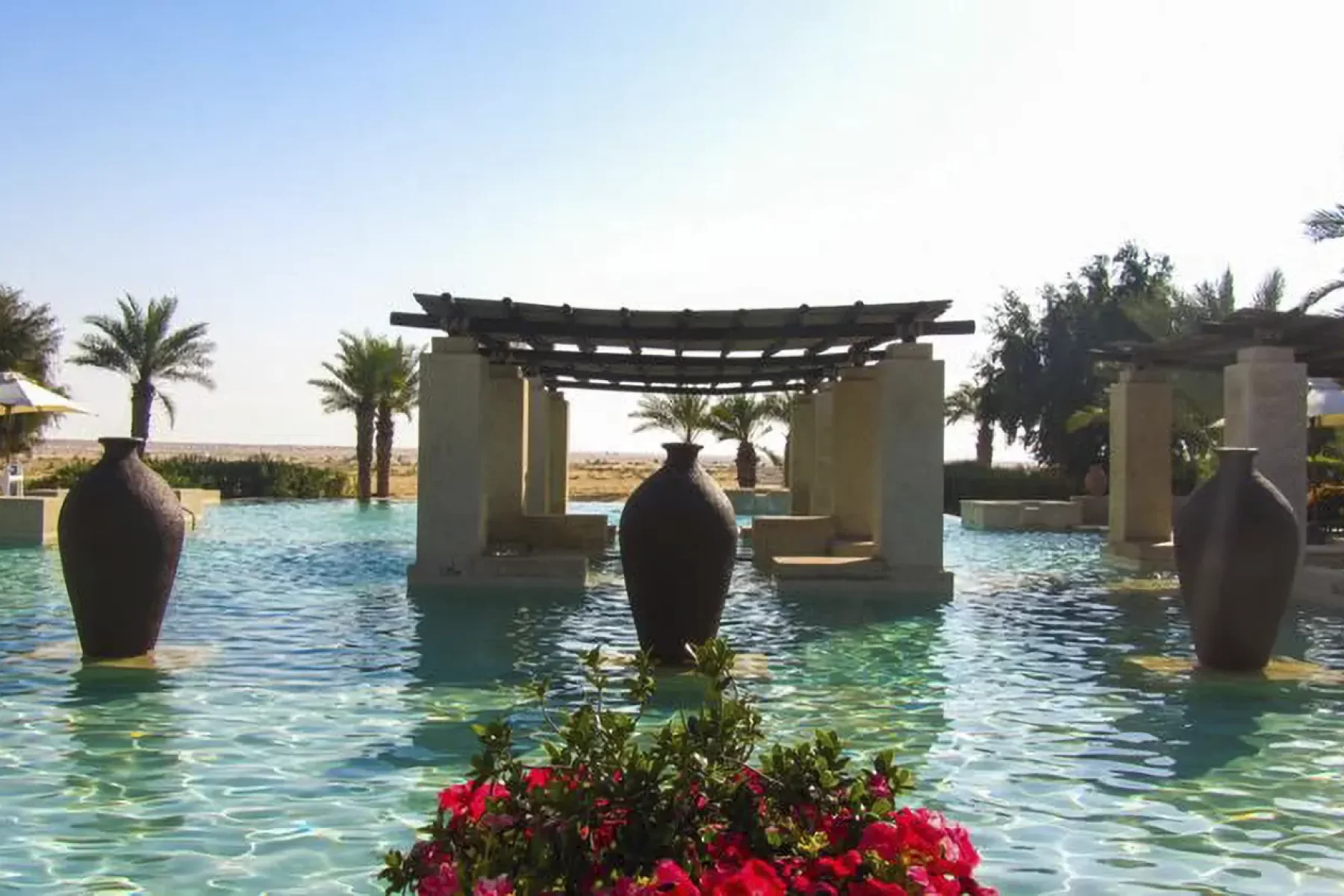 Bischofberger-Reisen_Dubai_Pool-mit-Blick-in-die-Wüste