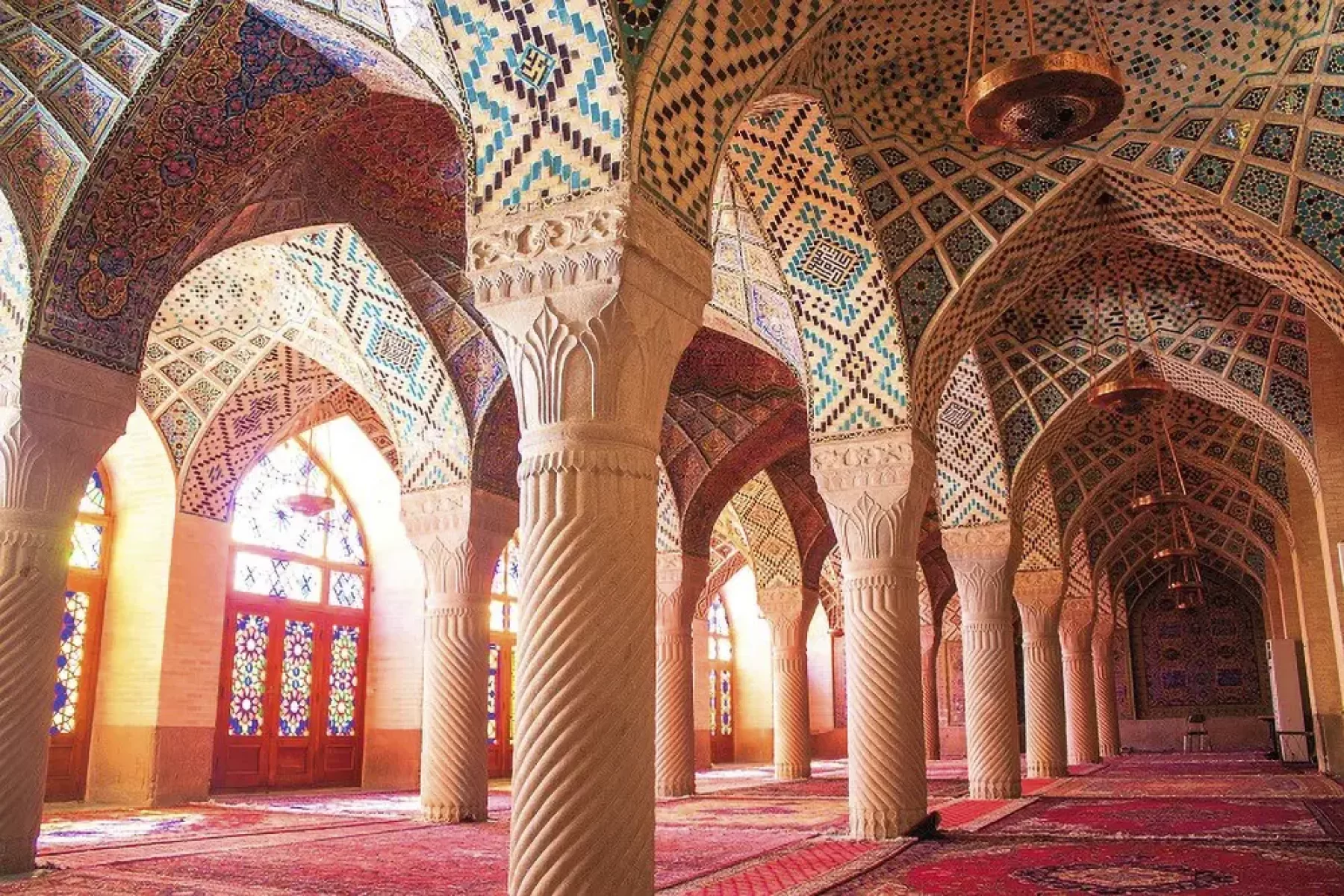 Bischofberger-Reisen_Im-Innern-der-Nasir-al-Mulk-Moschee-in-Shiraz