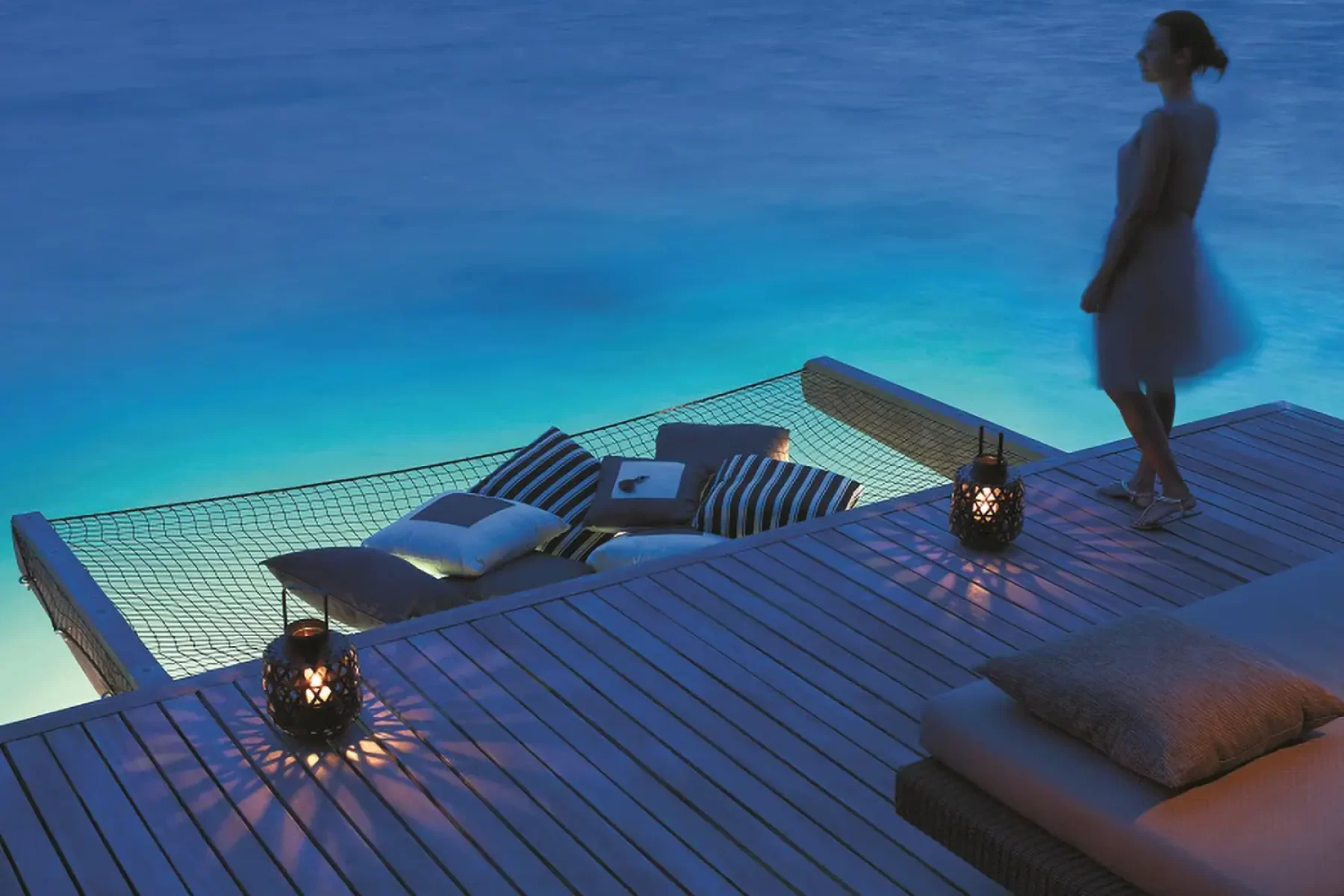 Bischofberger-Reisen_Malediven_Water-Villa-im-Kerzenschein